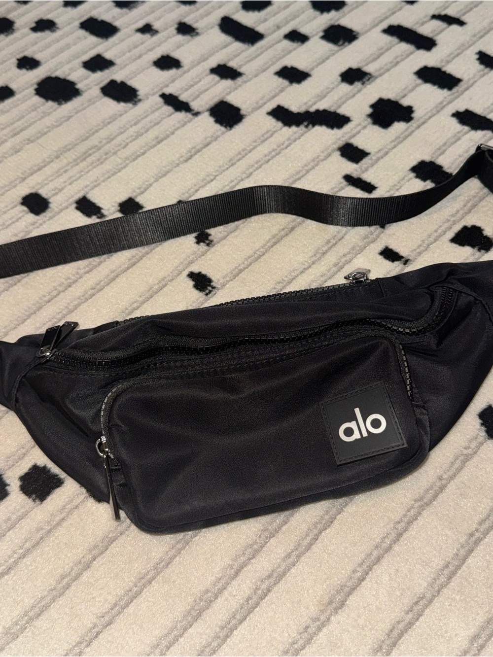 ALO Yoga Explorer Belt Bag - Picture 2 of 9